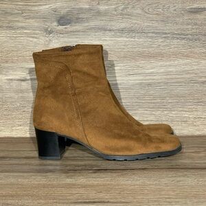 Santana Canada Brown Suede Bootie Sz- 7